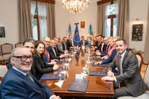 El gobernador Orrego: recibió a embajadores europeos en Casa de Gobierno