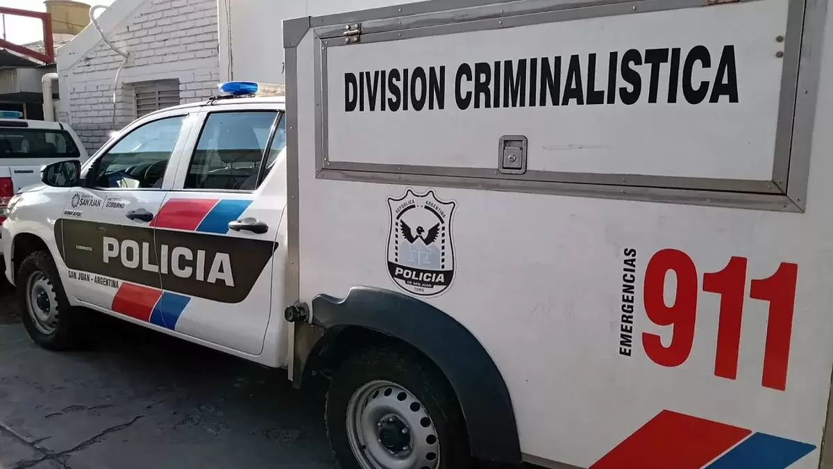 Tragedia en Sarmiento: un hombre murió y varias personas resultaron heridas tras el vuelco de un camión que transportaba cosechadores