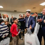 el gobernador: acompañó la inauguración de la sala de espera Oncológica del Hospital Rawson