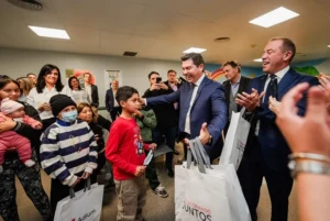 el gobernador: acompañó la inauguración de la sala de espera Oncológica del Hospital Rawson