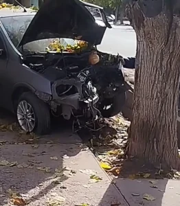 se quedó dormido al volante, perdió el control y estrelló su auto contra un árbol en Caucete