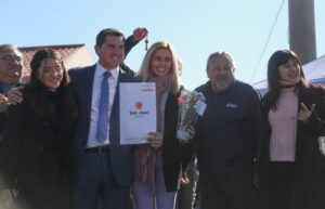 el gobernador marcelo Orrego : entregó viviendas en Ullum: 105 familias accedieron a su casa propia