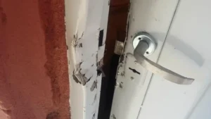 Fue a abrir su barbería en Rawson y descubrió que le robaron de todo