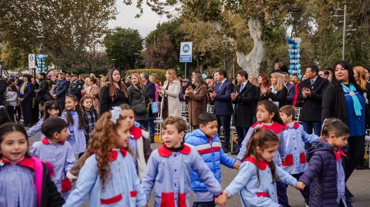 Santa Lucía celebró el 25 de Mayo con el tradicional desfile de los jardines municipales