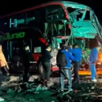 Un colectivo de la empresa 20 de Junio chocó contra un camión: un muerto y al menos 24 heridos