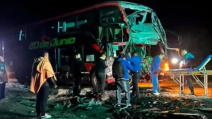 Un colectivo de la empresa 20 de Junio chocó contra un camión: un muerto y al menos 24 heridos