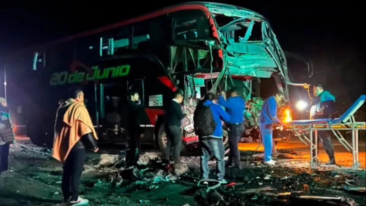 Un colectivo de la empresa 20 de Junio chocó contra un camión: un muerto y al menos 24 heridos