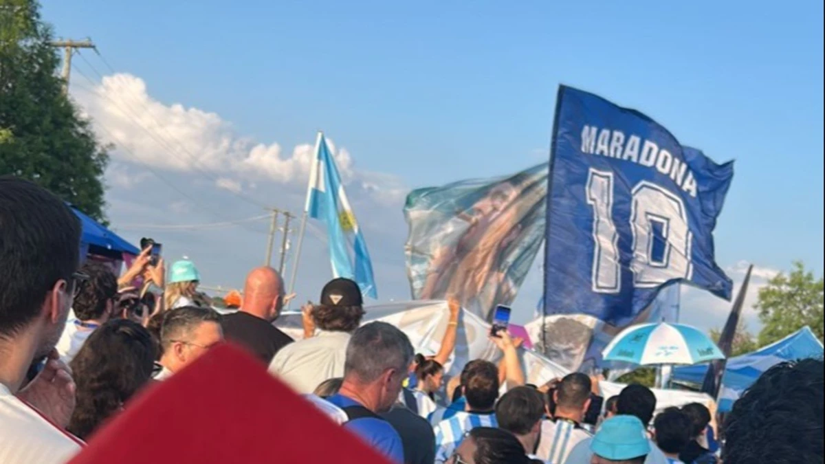 Entre bombos y cánticos así se vivió el primer banderazo argentino en Dallas