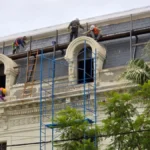 la fachada del antiguo edificio del Hospital Rawson. esta siendo restaurada