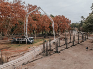 El nuevo puente del lago del Parque de Mayo empieza a tomar forma