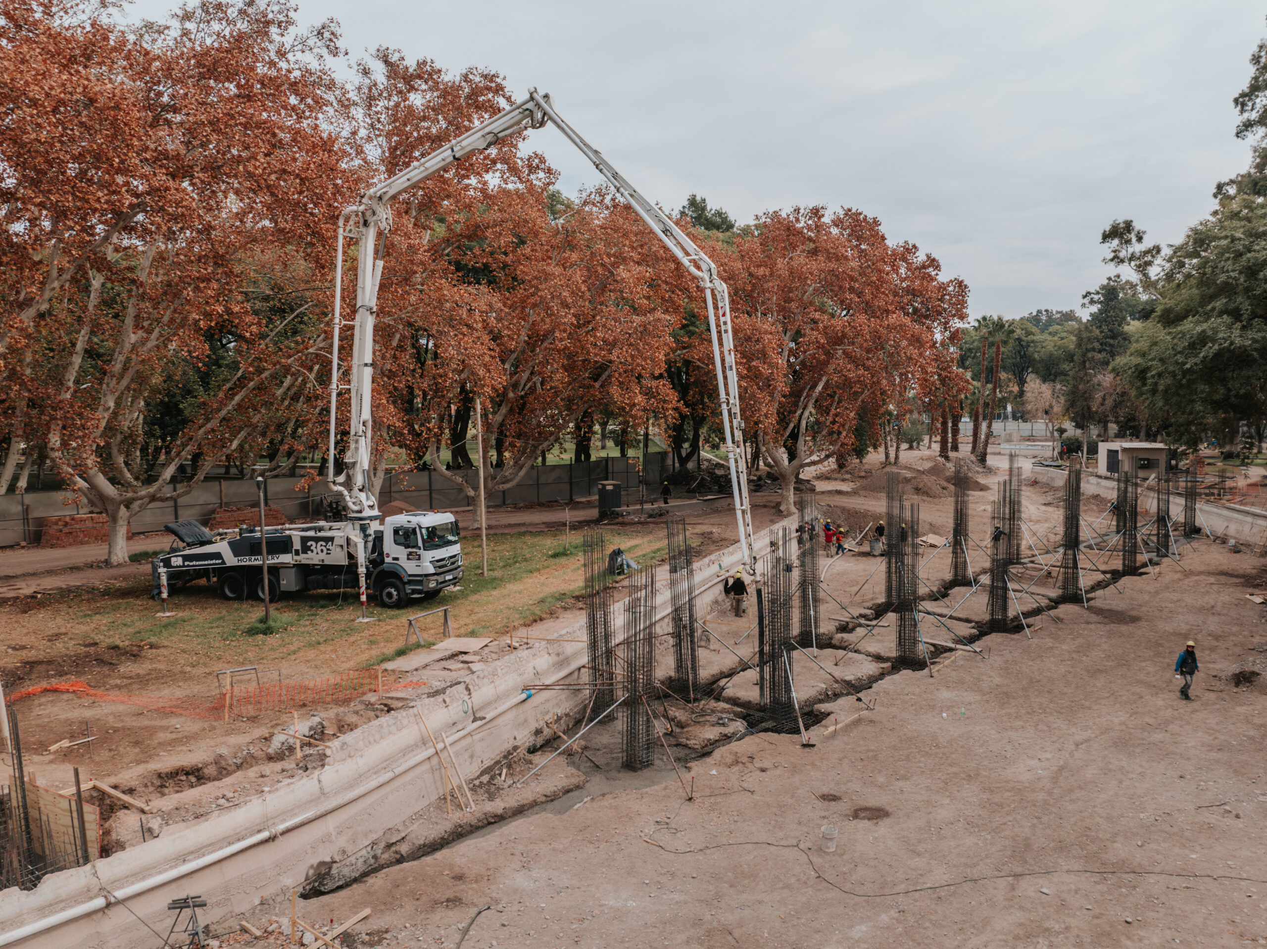 El nuevo puente del lago del Parque de Mayo empieza a tomar forma