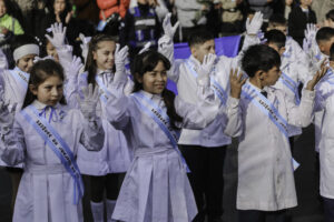 Estudiantes de Santa Lucía prometieron lealtad a la Bandera