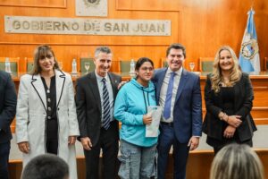 el gobernador marcelo orrego: encabezó una entrega de audífonos y anteojos que transforma la vida cotidiana de las familias