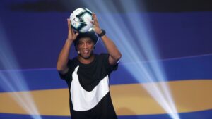 Ronaldinho volverá al fútbol profesional a sus 46 años: el club que lo contrató