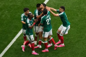 México vs. Sudáfrica: los locales ganaron 2-0 y fueron superiores ante un rival que terminó con nueve jugadores