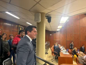 el gobernador marcelo Orrego, presente en la Legislatura mientras tratan el plan de infraestructura provincial