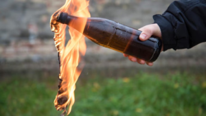 Violento enfrentamiento en Capital: balearon a una mujer y arrojaron una bomba molotov