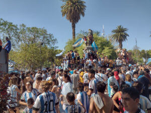 San Juan celebró con un festejo multitudinario en Plaza 25 mayo.