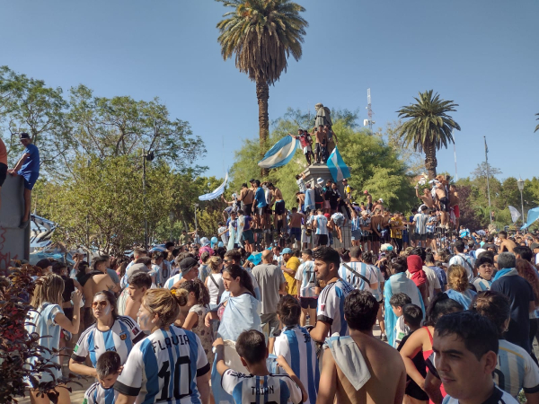 San Juan celebró con un festejo multitudinario en Plaza 25 mayo.