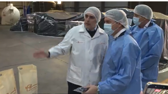 Orrego visitó Frutandina, una de las principales exportadoras de pasas de San Juan