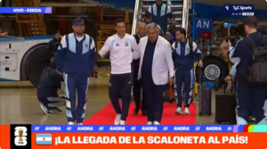 La Selección llegó al país tras el segundo lugar en el Mundial: una multitud saludó al plantel afuera de Ezeiza