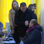 Orrego visitó San Juan Cerca en Pocito, que incorporó regularización dominial y prevención médica
