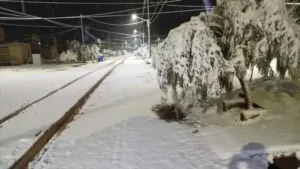 El fuerte temporal de nieve en Calingasta afectó el servicio eléctrico y obligó a suspender las clases este martes