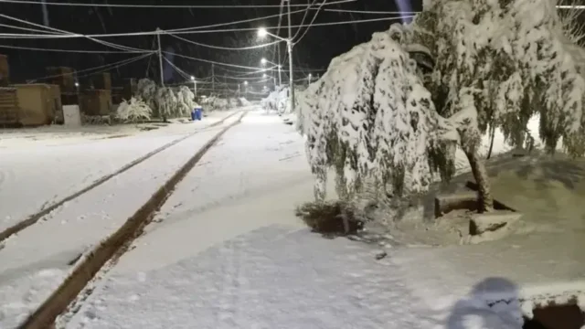 El fuerte temporal de nieve en Calingasta afectó el servicio eléctrico y obligó a suspender las clases este martes