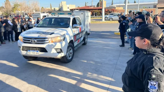 Entre aplausos, y lágrimas así fue el recibimiento a las siete víctimas de la tragedia aérea en la Morgue Judicial