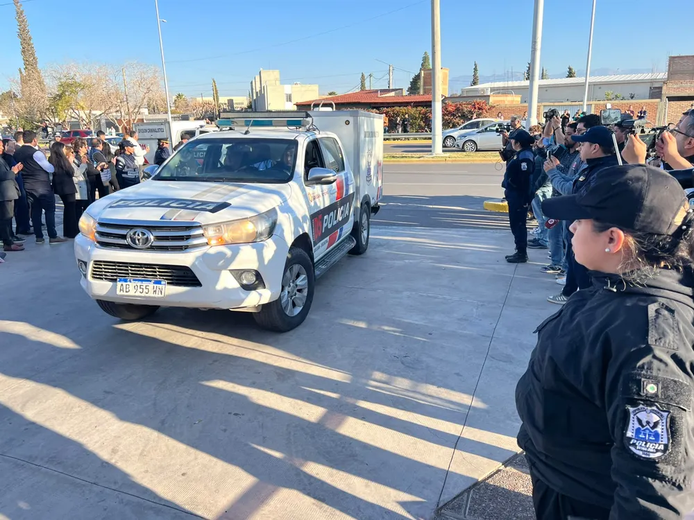 Entre aplausos, y lágrimas así fue el recibimiento a las siete víctimas de la tragedia aérea en la Morgue Judicial