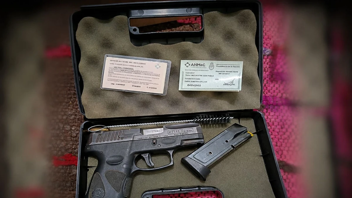 Secuestran dos pistolas y buscan detener a un hombre que amenazó a una mujer por una pelea entre chicos