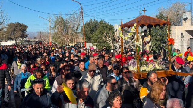 Una multitud de fieles acompaño al patrono del trabajo san cayetano
