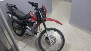 Dos menores robaron una moto a mano armada, huyeron y terminaron detenidos tras una persecución