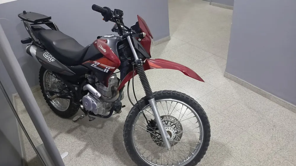 Dos menores robaron una moto a mano armada, huyeron y terminaron detenidos tras una persecución