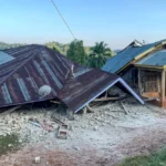 Al menos dos muertos y estructuras derrumbadas tras un poderoso sismo de 7,7 en Indonesia