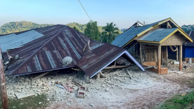 Al menos dos muertos y estructuras derrumbadas tras un poderoso sismo de 7,7 en Indonesia
