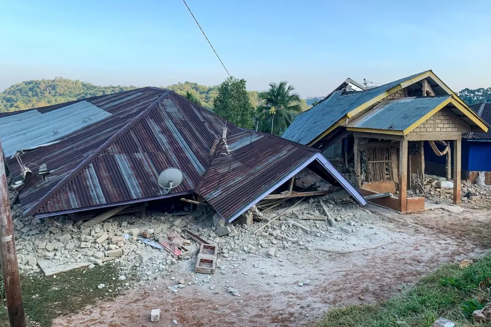 Al menos dos muertos y estructuras derrumbadas tras un poderoso sismo de 7,7 en Indonesia