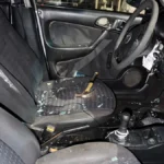 Se enteró de que su expareja se veía con otro y, de despechado, destrozó a martillazos el auto de esa persona