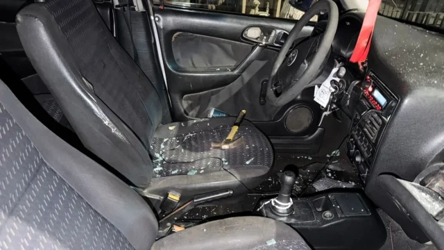 Se enteró de que su expareja se veía con otro y, de despechado, destrozó a martillazos el auto de esa persona