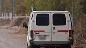 Misterio en Albardón: investigan la muerte de un hombre hallado semi desnudo dentro de una trafic.