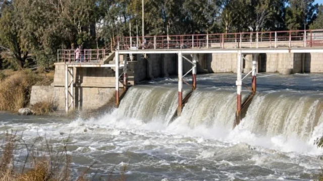 El río Jáchal cambió por completo: así fue la impresionante bajada de agua tras las maniobras en los diques
