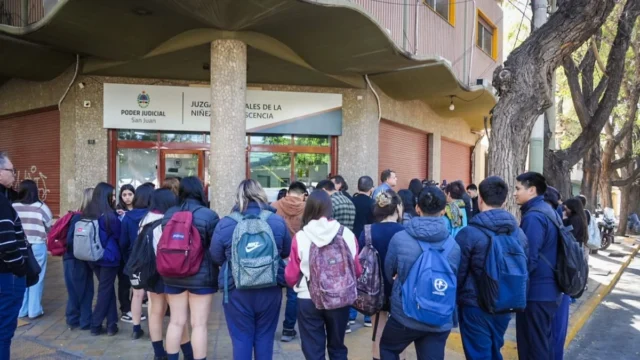 Dolor en el Juzgado de Menores: la jueza Camus recibió a los amigos de Uriel Ríos tras la marcha por su asesinato