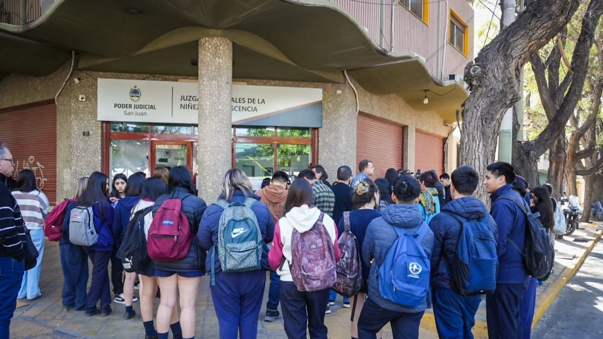 Dolor en el Juzgado de Menores: la jueza Camus recibió a los amigos de Uriel Ríos tras la marcha por su asesinato