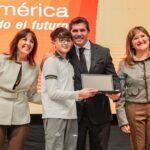 Orrego encabezó la entrega de computadoras para estudiantes de secundarias estatales de Capital