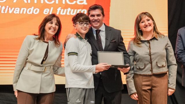 Orrego encabezó la entrega de computadoras para estudiantes de secundarias estatales de Capital