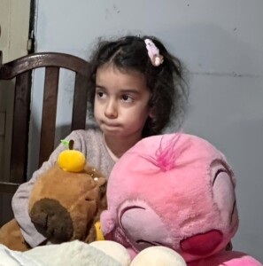 Una familia vende los peluches de su nena de 7 años para poder pagar sus estudios médicos de la menor