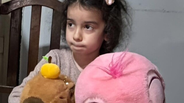 Una familia vende los peluches de su nena de 7 años para poder pagar sus estudios médicos de la menor