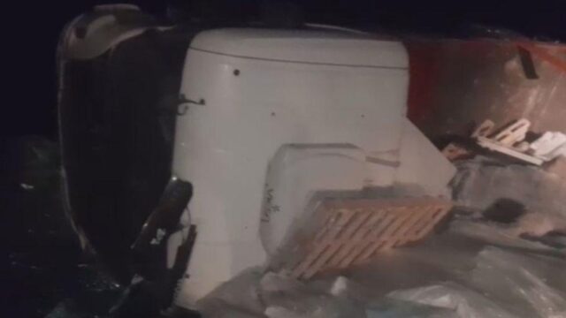 Un camión que transportaba cal volcó en la madrugada de este jueves en la Ruta Nacional 141