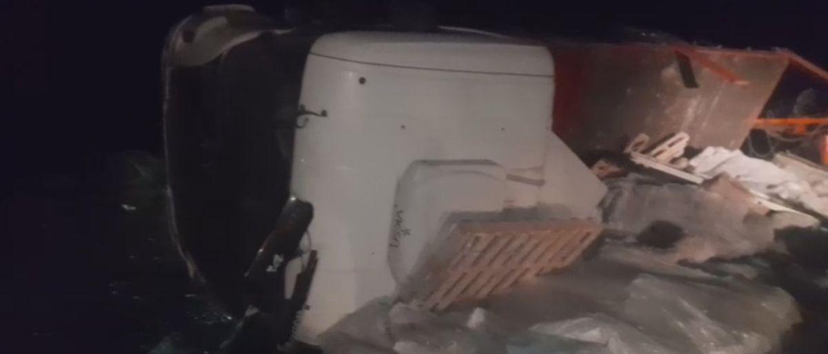 Un camión que transportaba cal volcó en la madrugada de este jueves en la Ruta Nacional 141