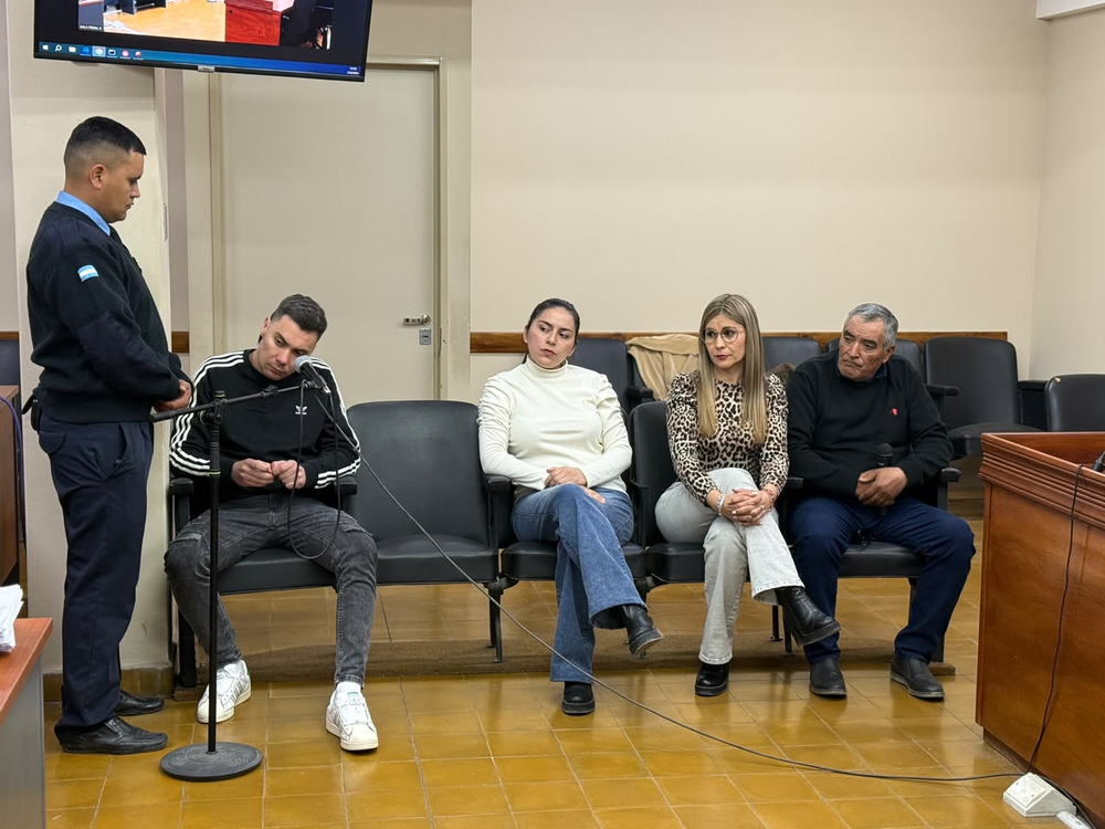 Alejandro Jofré, del otro lado, su ahora expareja Gabriela Del Rocío González, su hermana Carla y su papá Américo. Alejandro Jofré, del otro lado, su ahora expareja Gabriela Del Rocío González, su hermana Carla y su papá Américo.